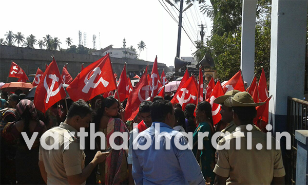 ನಿವೇಶನಕ್ಕೆ ಆಗ್ರಹಿಸಿ  ಮನಾಪ ಕಚೇರಿಗೆ ಸಿಪಿಐಎಂ ಮುತ್ತಿಗೆ